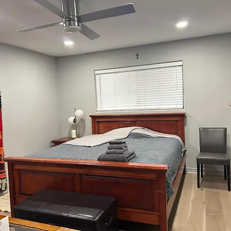 A Luxury Master Bedroom In A Condo Los Ángeles Exterior foto